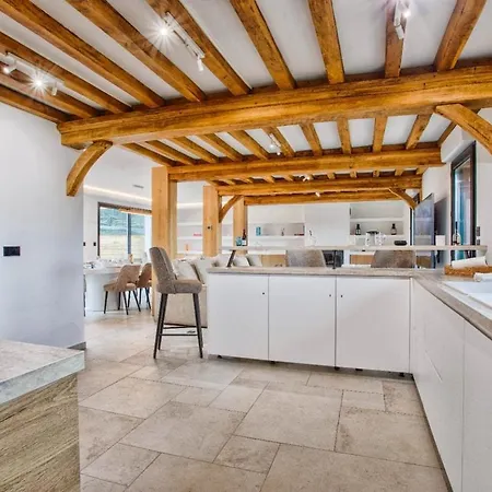Luxurious 7-bedroom 10 Minutes From Deauville *